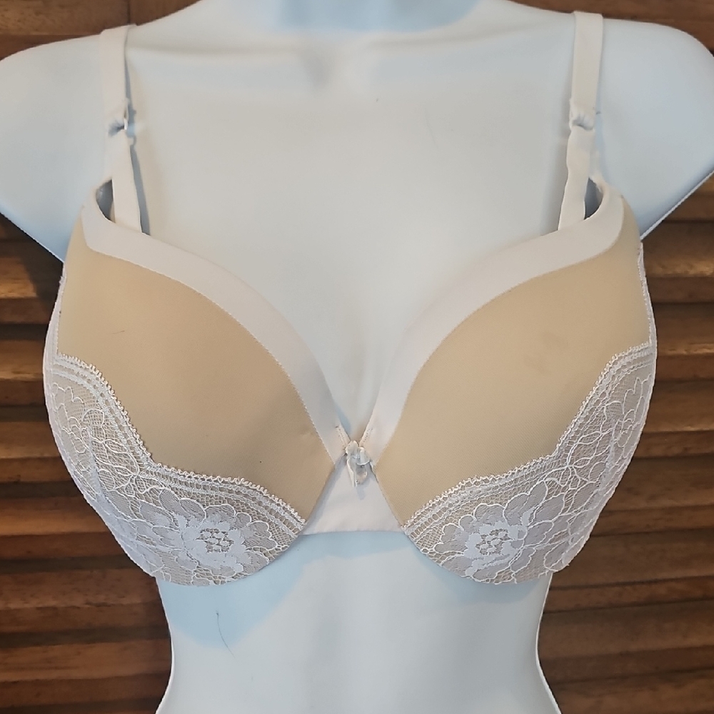 Maidenform Tan and White Lace Bra